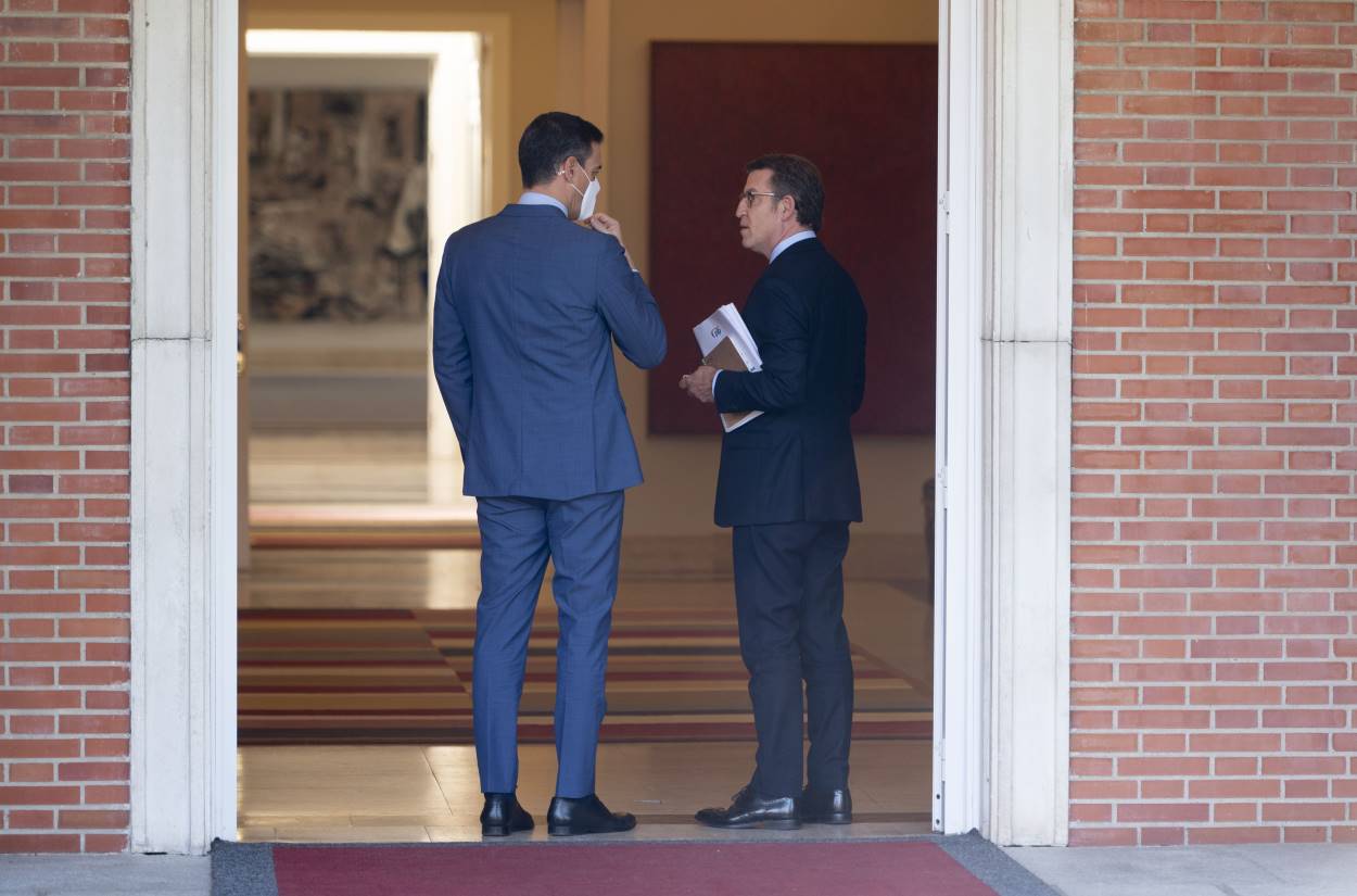 El presidente del Gobierno, Pedro Sánchez (i) y el presidente nacional del PP, Alberto Núñez Feijóo (d), a su llegada a una reunión en La Moncloa. Europa Press.