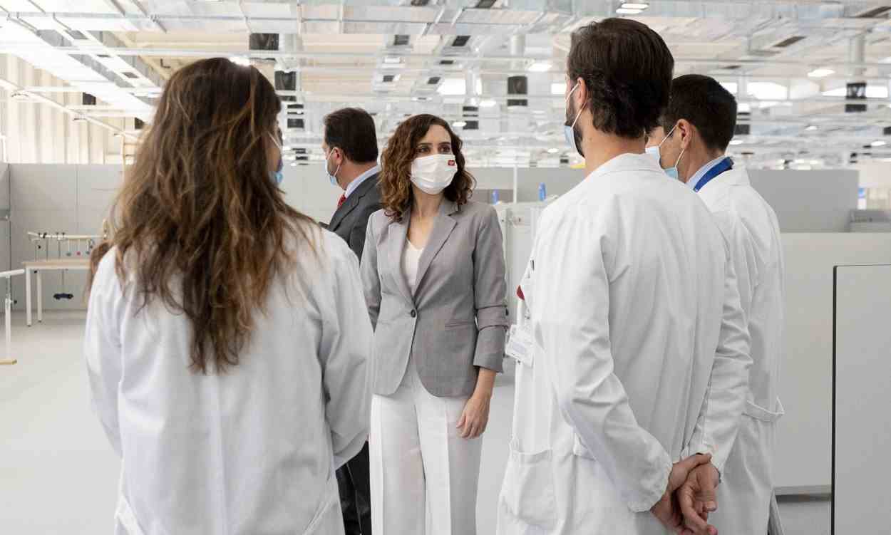 Isabel Díaz Ayuso, presidenta de la Comunidad de Madrid, visita el Hospital Isabel Zendal en diciembre 2021. EP