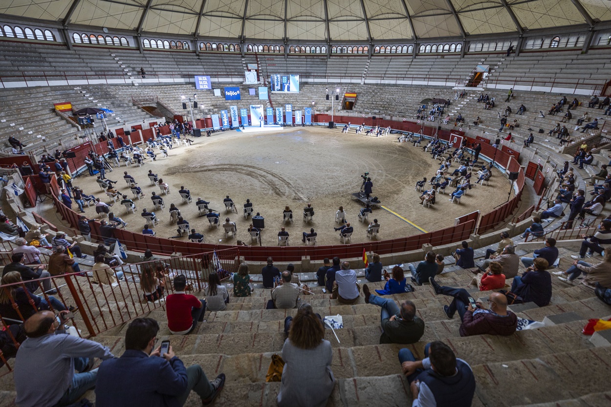 La plaza de toros de Pontevedra es utilizada habitualmente por el PP, como en la imagen, en el cierre de campaña del verano de 2020 (Foto: Europa Press).