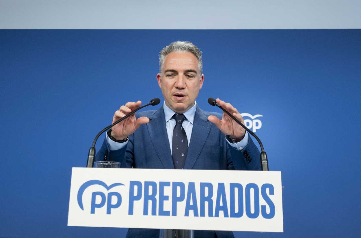 El coordinador general del PP, Elías Bendodo, en una rueda de prensa tras el Comité de Dirección del PP