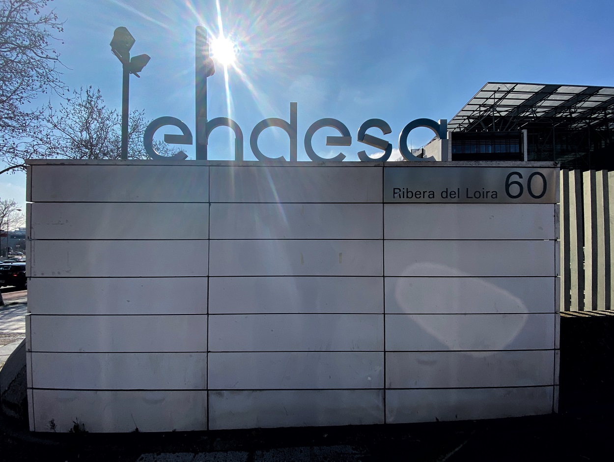 Puerta de acceso a la sede de Endesa en Madrid. Europa Press