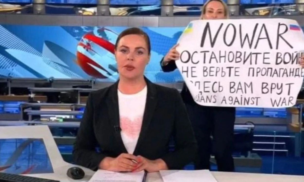 La periodista rusa Marina Ovsiannikova durante la protesta en directo en televisión.