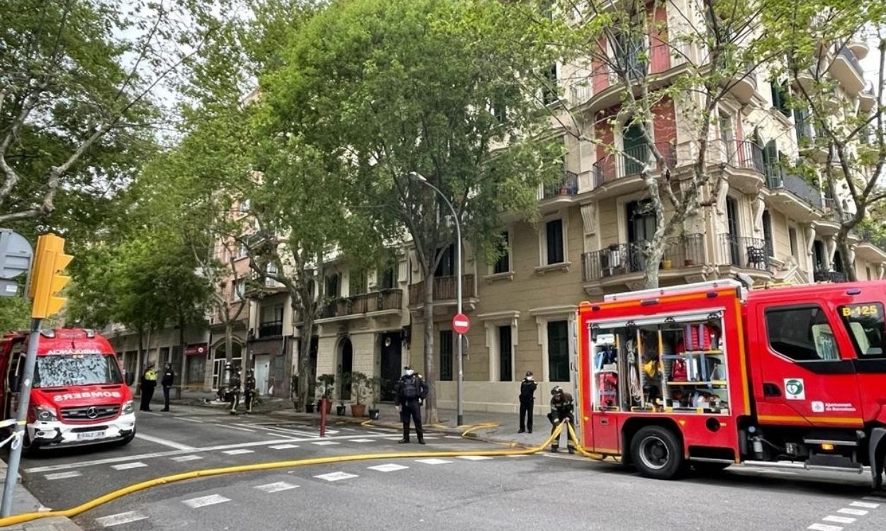 Bombers de Barcelona trabajan en la zona del incendio extinguido que ha afectado ocho fincas de l'Eixample de Barcelona. Europa Press.