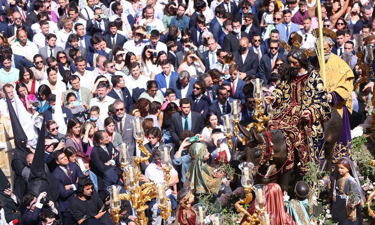 Miles de personas ven una procesión el Domingo de Ramos en la Semana Santa de Sevilla 2022. EP