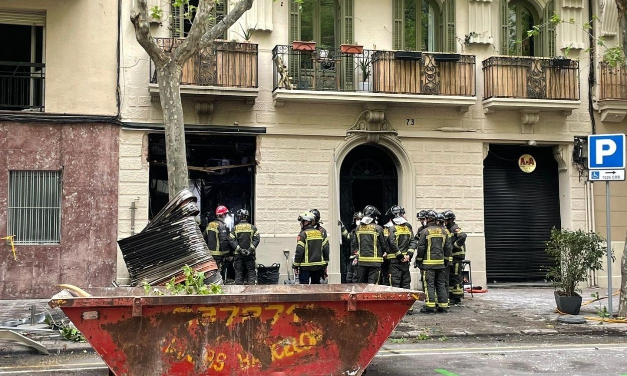 Bombers de Barcelona trabajando en la extinción del fuego en el distrito del Eixample. Europa Press.