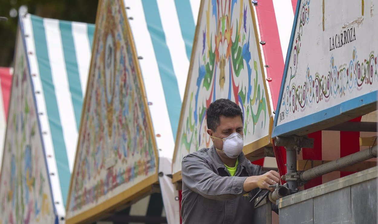 Un trabajador ultima el montaje de una caseta de la Feria de Sevilla.
