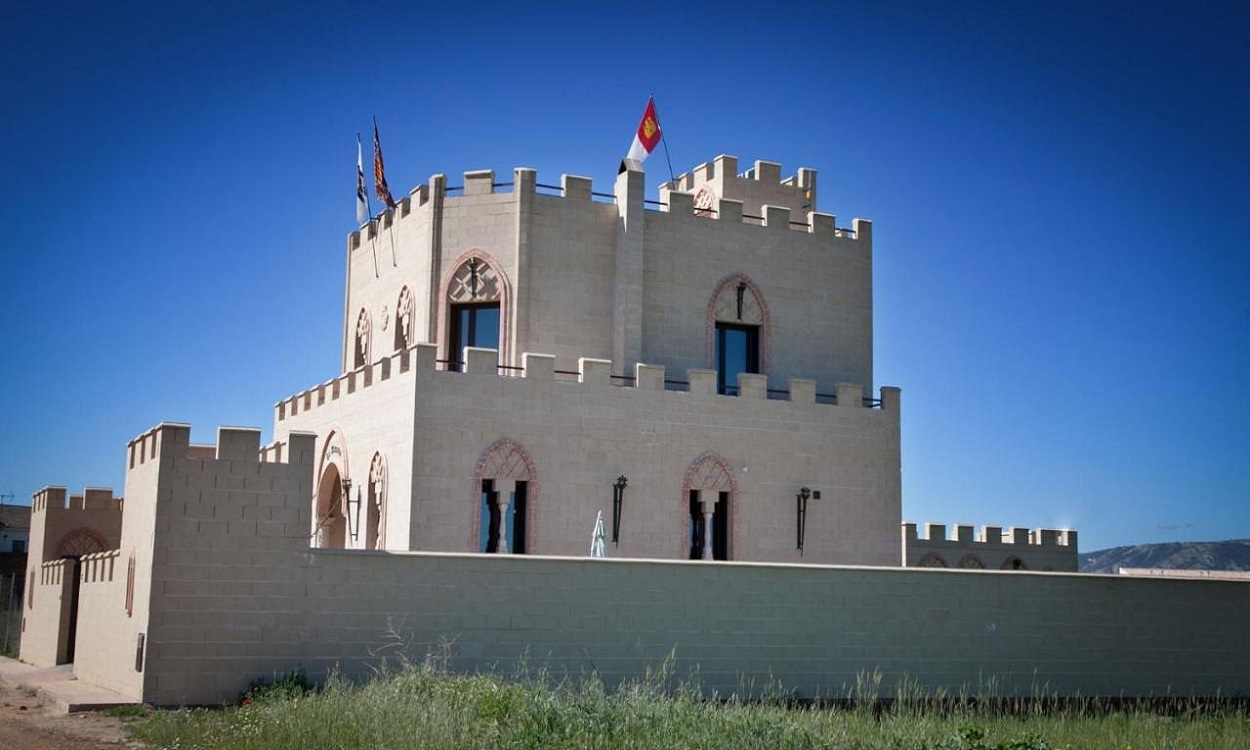 El pueblo de las casas rurales en el que puedes dormir en un castillo y jugar al pádel