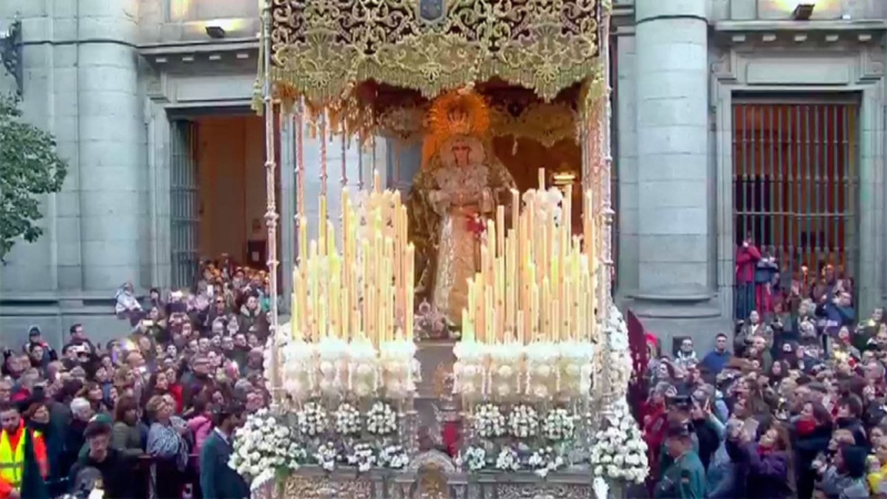 La esperanza Macarena sale de su templo en Madrid. Telemadrid.