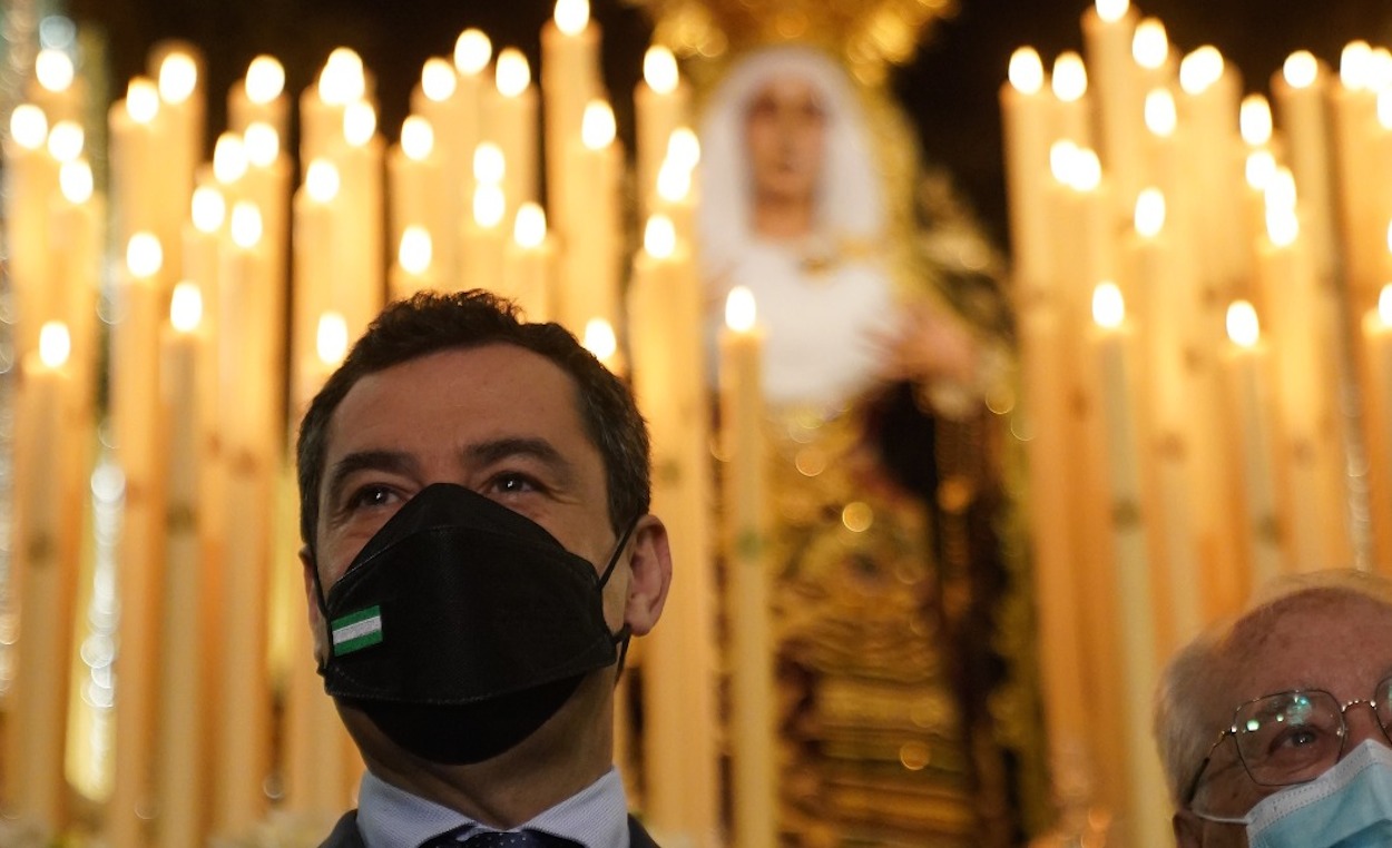 Juan Manuel Moreno, este Martes Santo ante la Virgen de los Dolores del Cerro, en Sevilla.