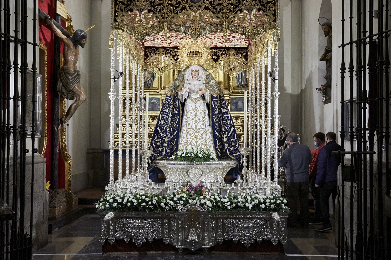 Varios operarios participan en el montaje de imágenes para el culto durante la Semana Santa en la basílica de la Hermandad del Gran Poder y Macarena de Madrid. Jesús Hellín / Europa Press