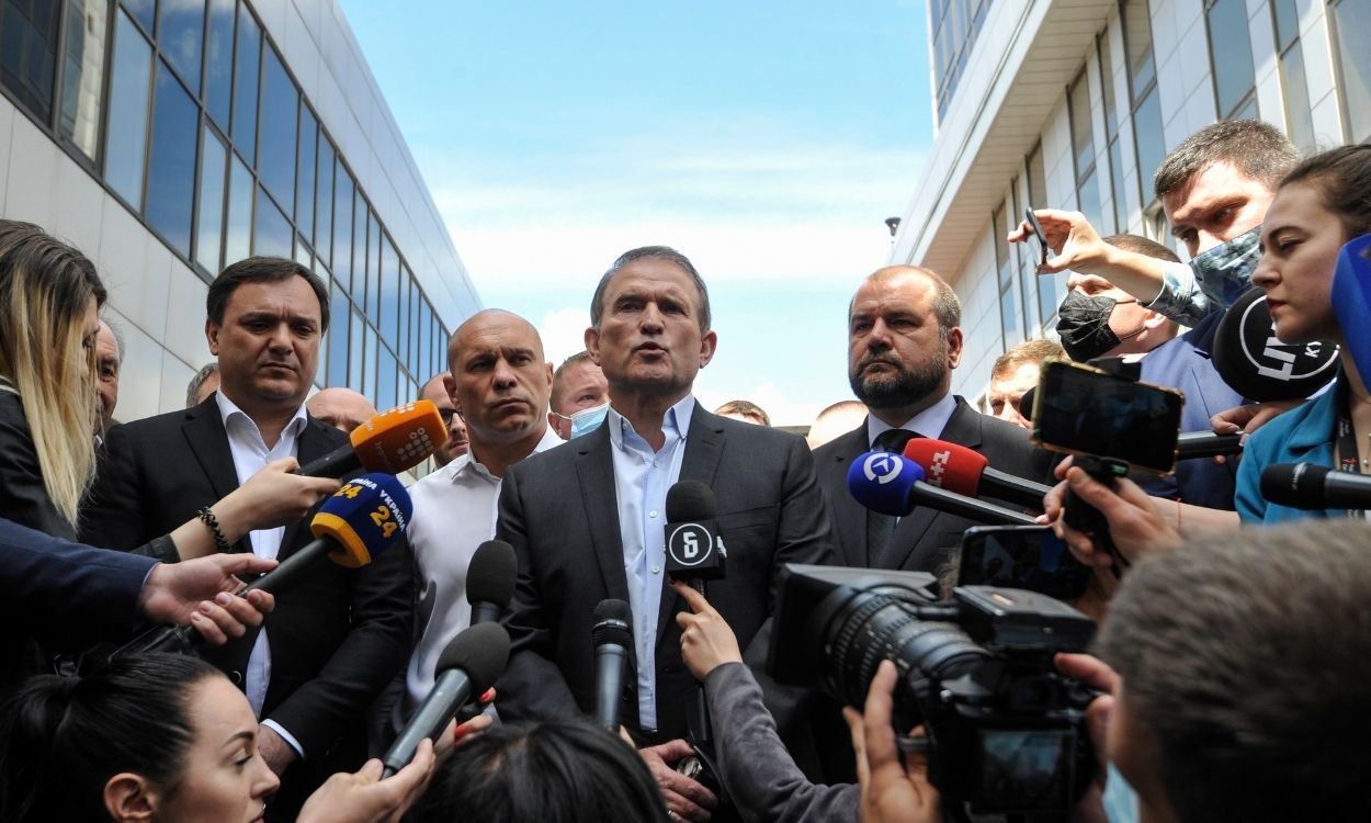 Un tribunal ucraniano ordena el arresto del diputado prorruso Viktor Medvedchuk por traición. Europa Press.