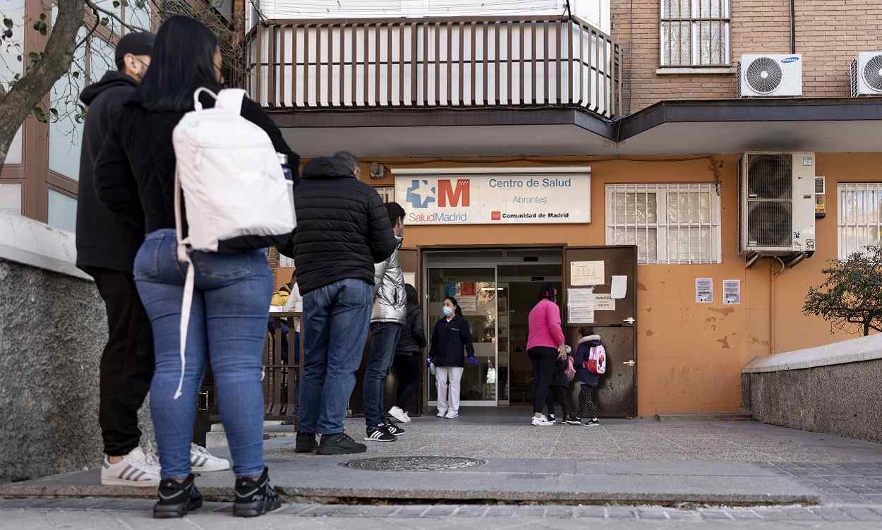 Un grupo de personas esperan en el Centro de Salud Abrantes, de la Comunidad de Madrid. EP