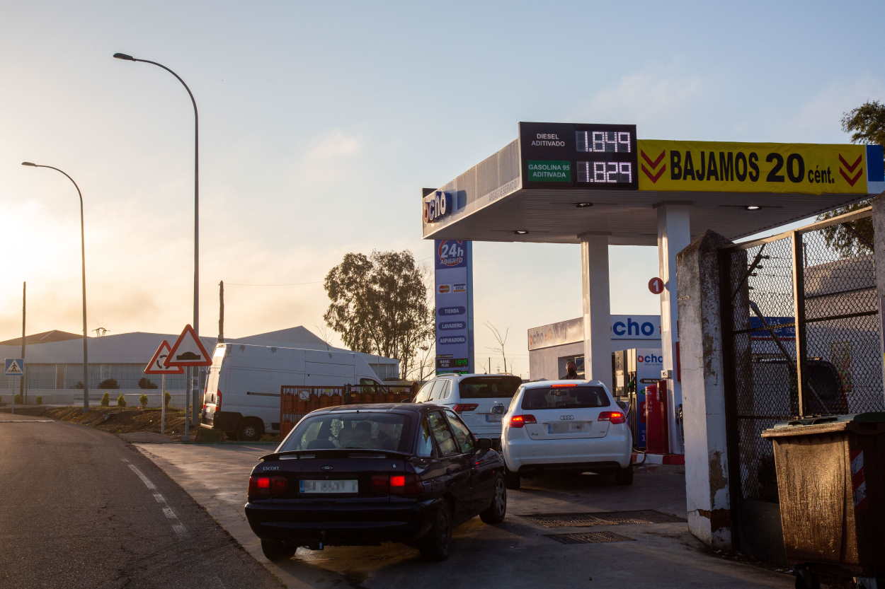Varios vehículos acuden a una gasolinera a repostar el día en que ha entrado en vigor la rebaja de 20 céntimos.