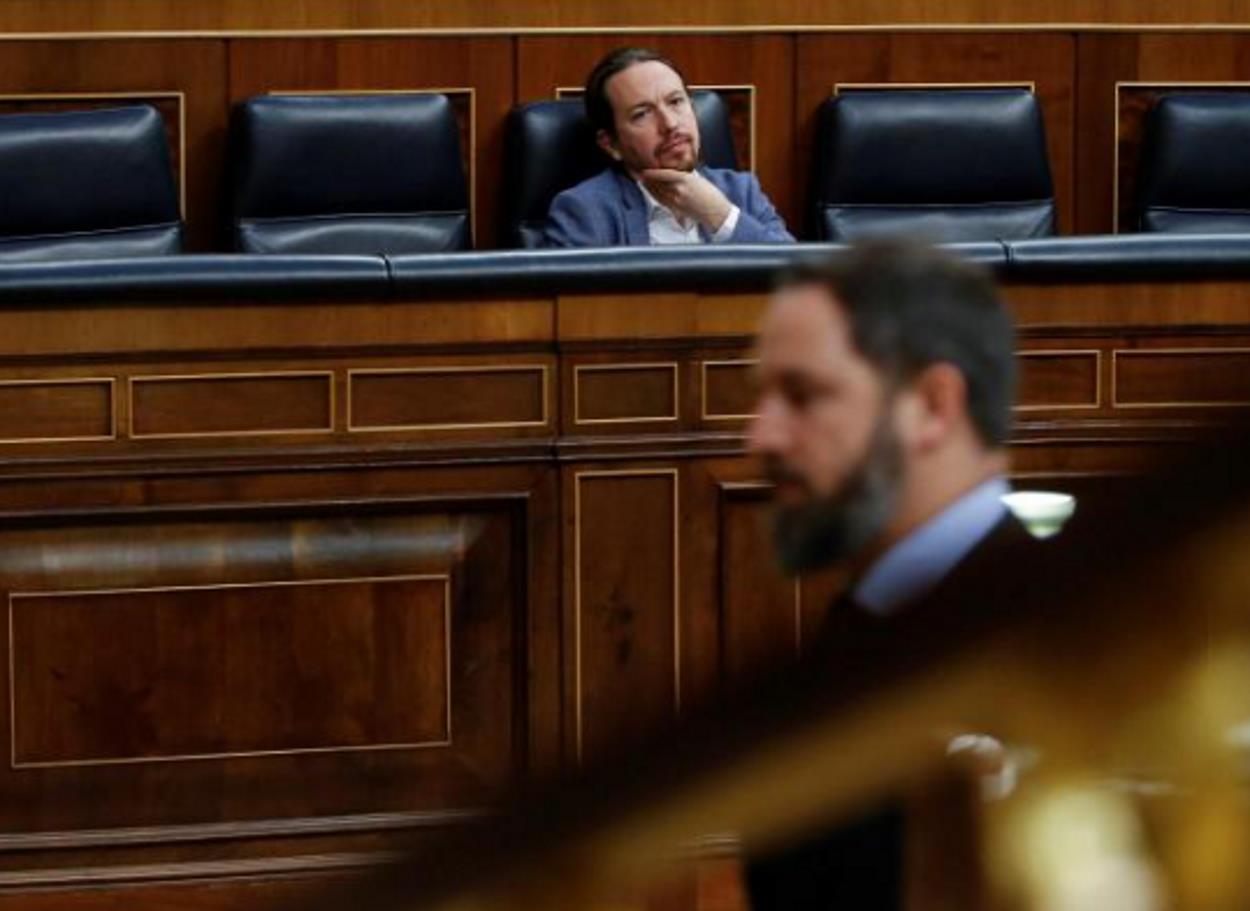 Imagen de archivo de Pablo Iglesias en el Congreso mientras Santiago Abascal pasa por delante