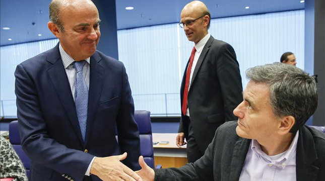 Bruselas no se cree los números de Rajoy y alerta del riesgo de incumplimiento del déficit Bruselas no se cree los números de Rajoy y alerta del riesgo de incumplimiento del déficit