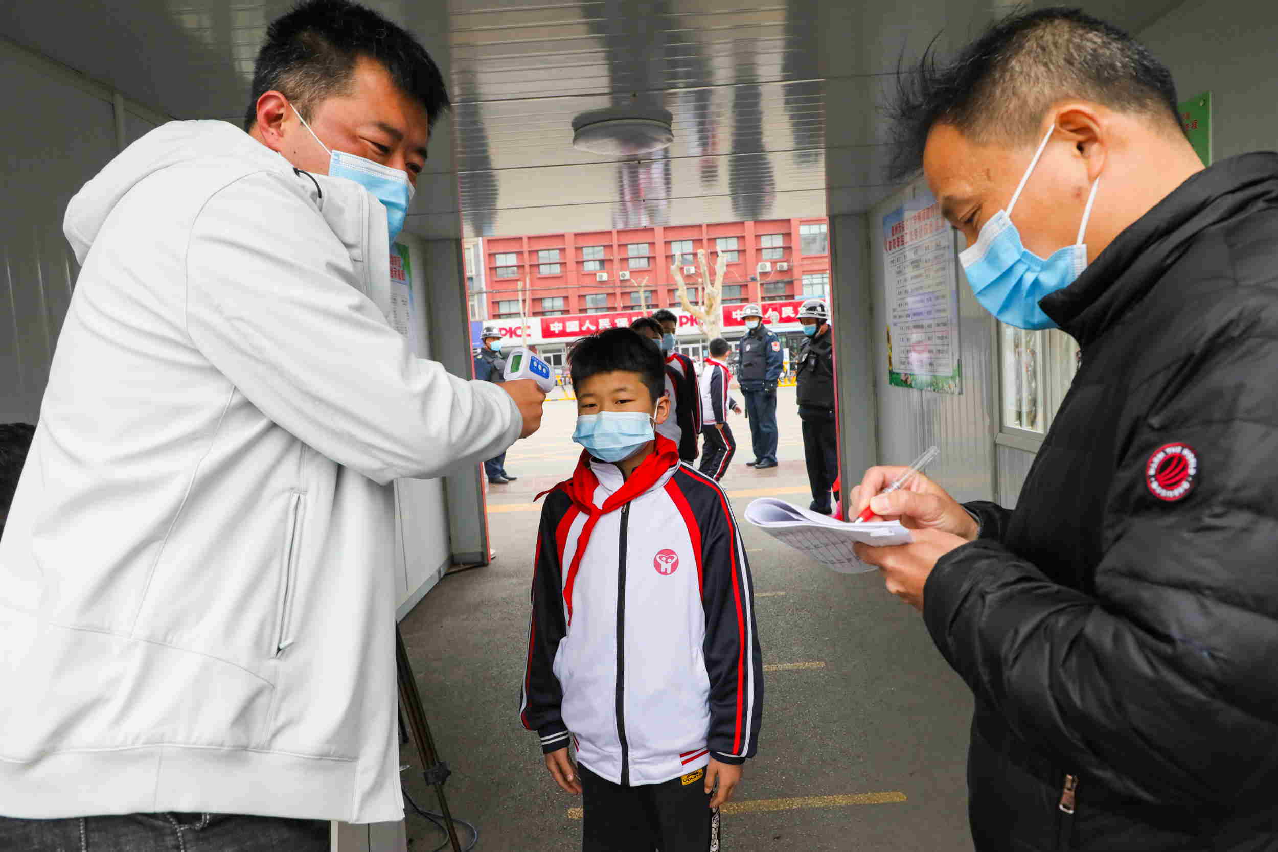 Shanghái vuelve al inicio de la pandemia con un confinamiento forzoso Europa Press