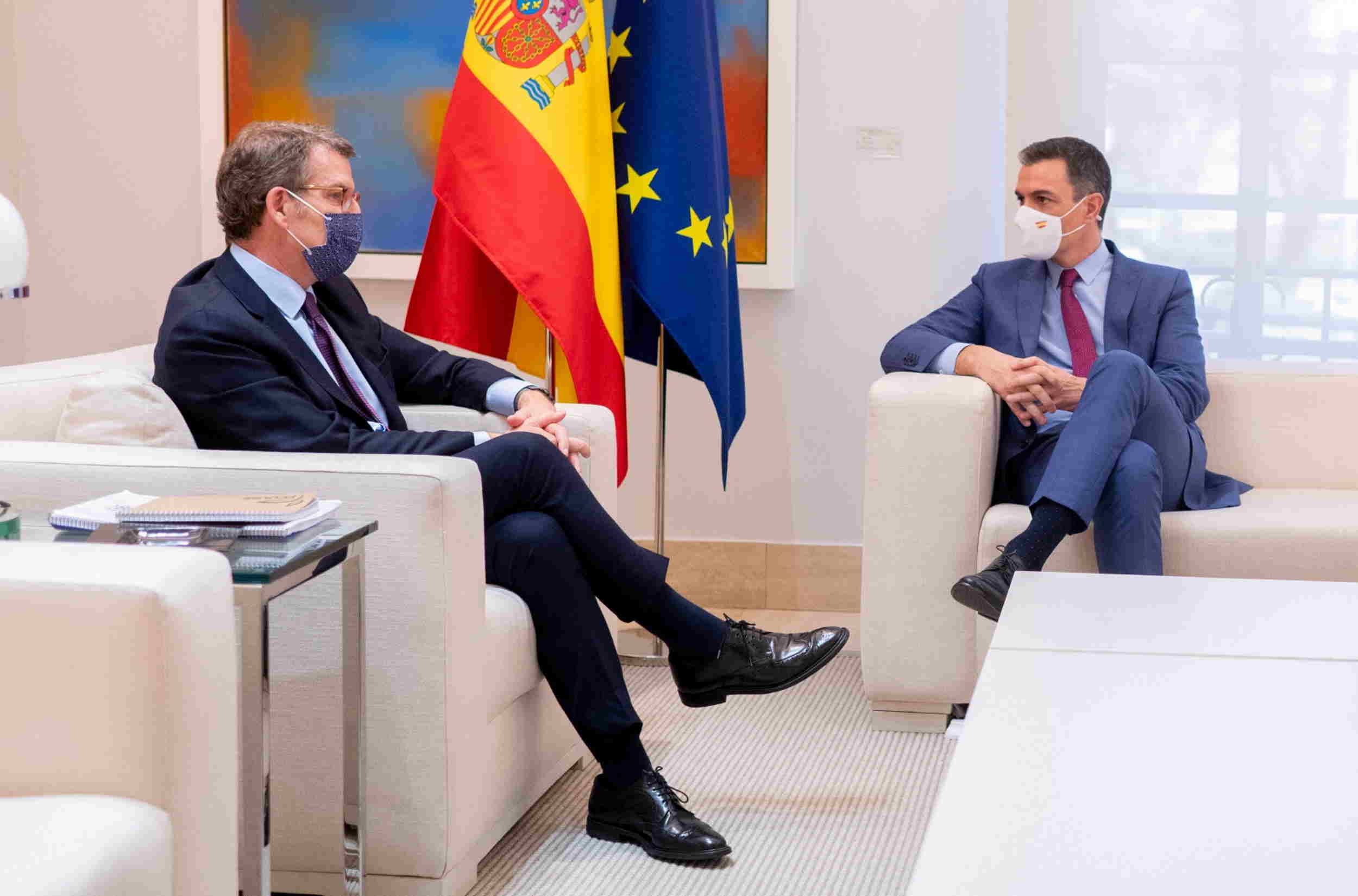 Alberto Núñez Feijóo y Pedro Sánchez, durante la reunión que mantuvieron ambos dirigentes en La Moncloa. Fuente: Europa Press.
