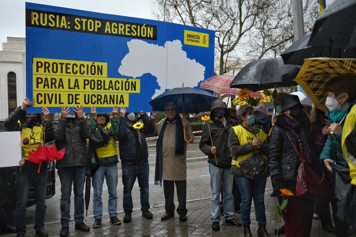 Un grupo de personas sostiene una pancarta durante una manifestación de Amnistía Internacional. EP.