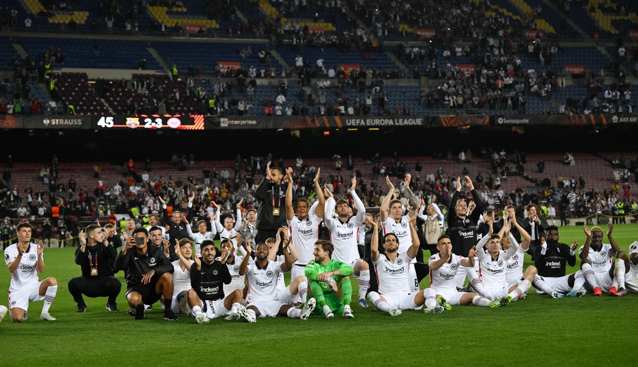 El Eintracht Frankfurt, victorioso en el Camp Nou. EP