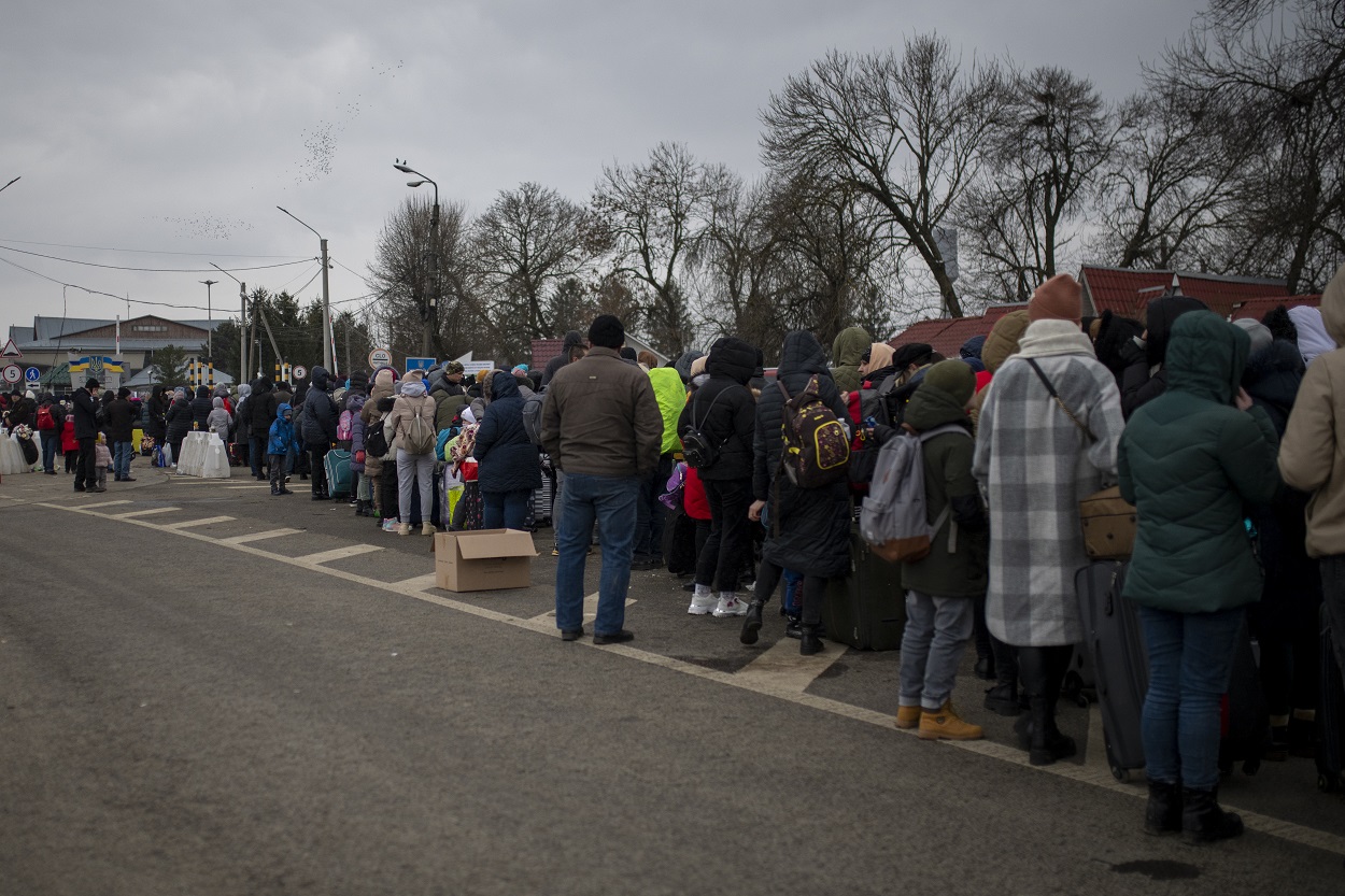 Varias personas y niños, esperan para cruzar a Rumanía. Fuente: Europa Press.