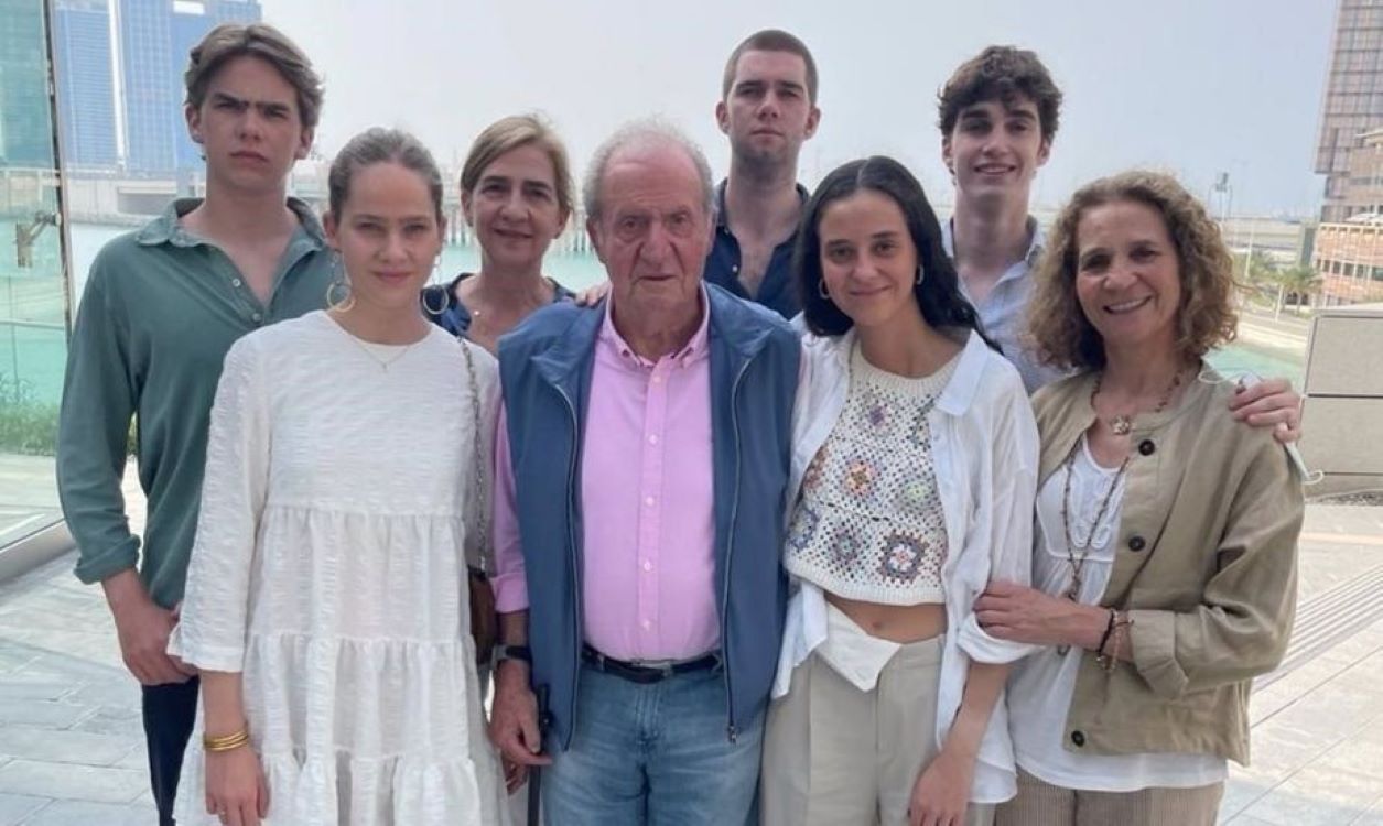 Juan Carlos I junto a sus hijas y nietos en Abu Dabi. EP.