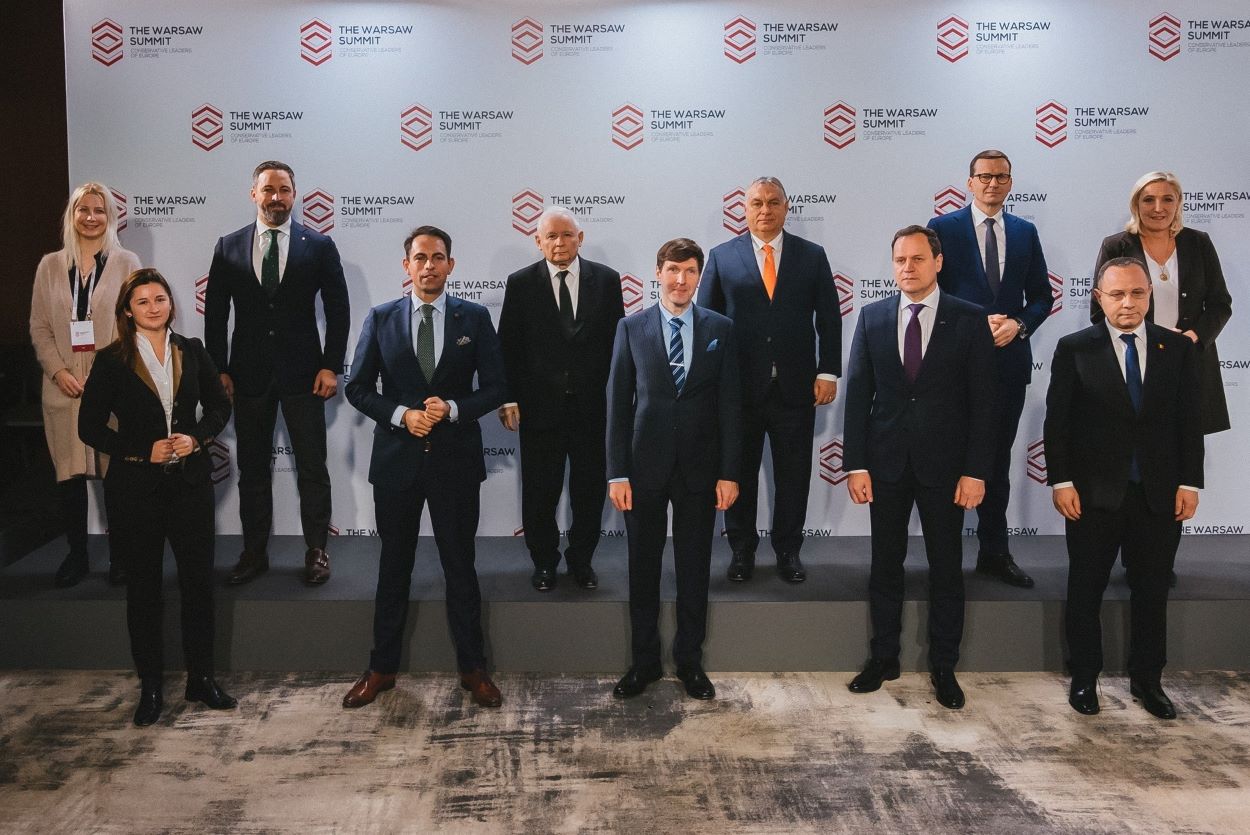 Santiago Abascal, en la cumbre en Varsovia junto a Marine Le Pen, los primeros ministros de Polonia y Hungría y otros dirigentes ultras europeos.