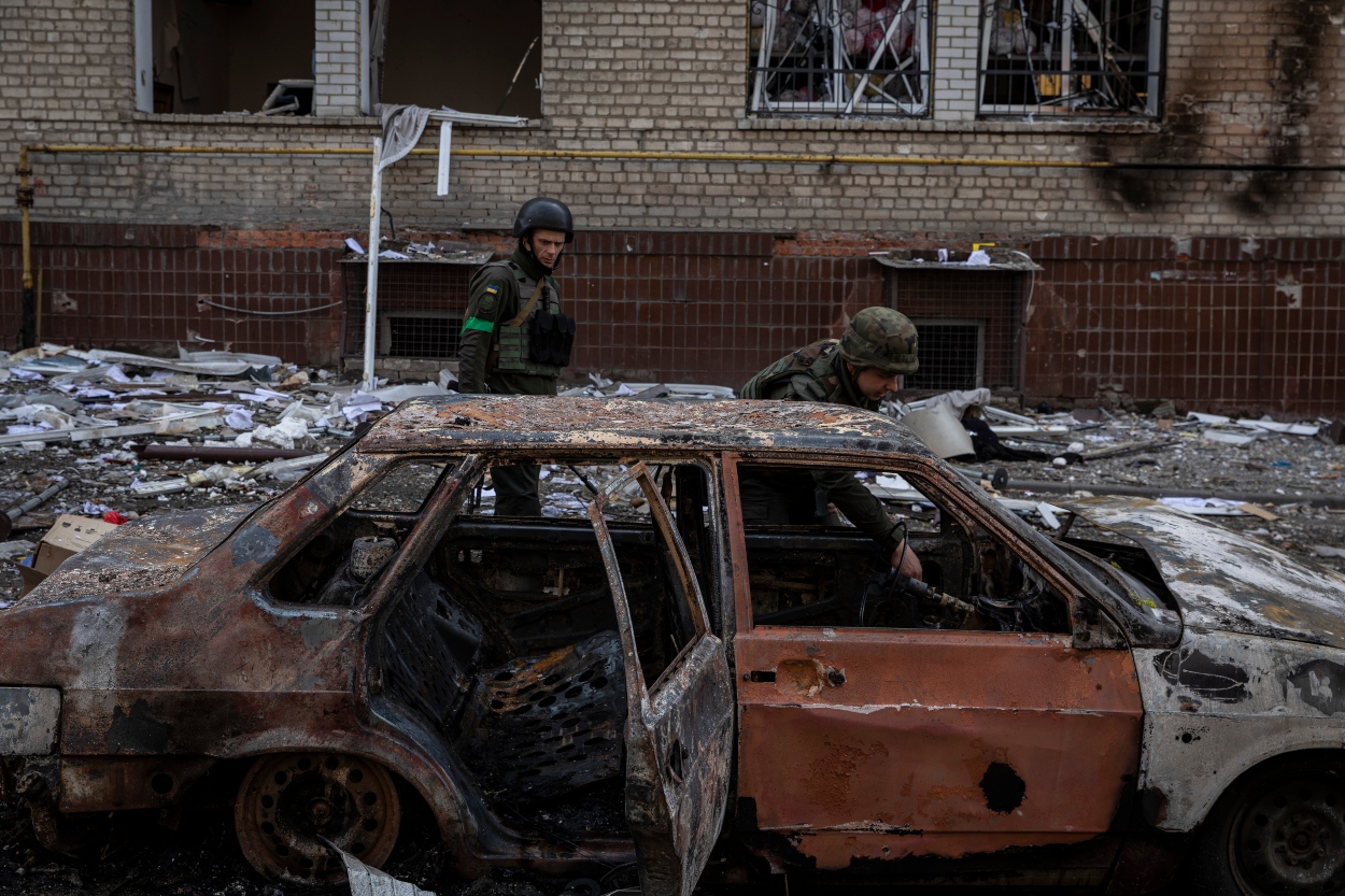 Soldados ucranianos en una de las zonas bombardeadas de Járkov. Europa Press