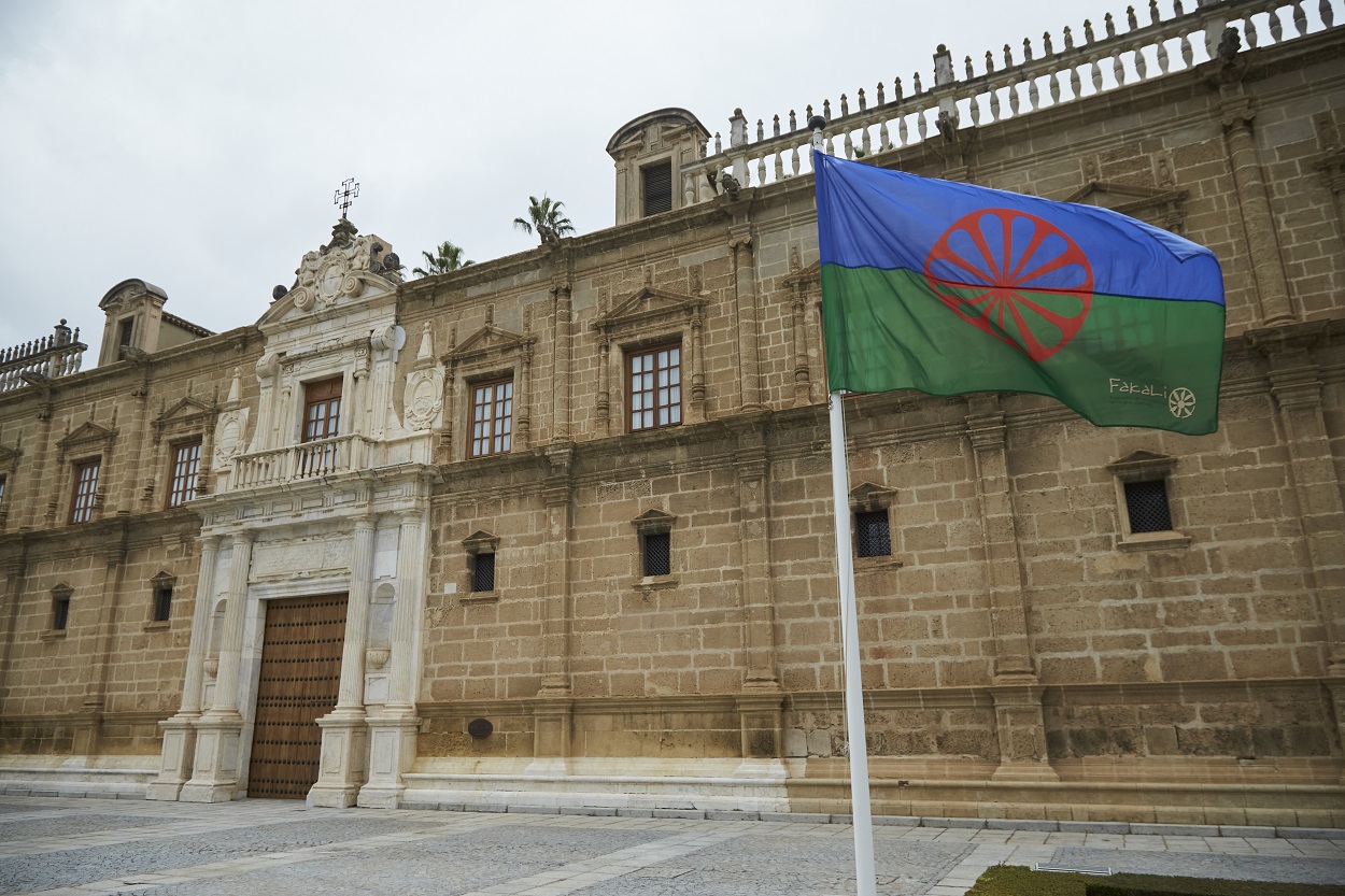 Imagen de archivo del izado de la bandera gitana en el Parlamento andaluz. Fuente: Europa Press.