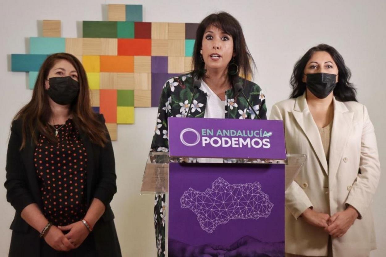 La coordinadora de Podemos Andalucía, Martina Velarde, este viernes en rueda de prensa, acompañada de la secretaria de Organización, Raquel Martínez, y la secretaria de Acción Institucional, Alejandra Durán