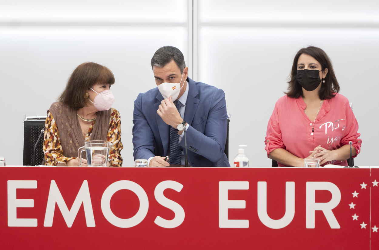 La presidenta del PSOE, Cristina Narbona; el presidente del PSOE, Pedro Sánchez y la vicesecretaria general del PSOE, Adriana Lastra