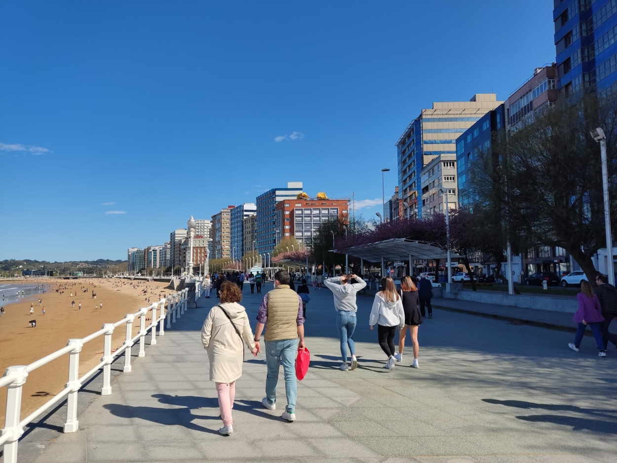 Gente paseando por la playa de Gijón