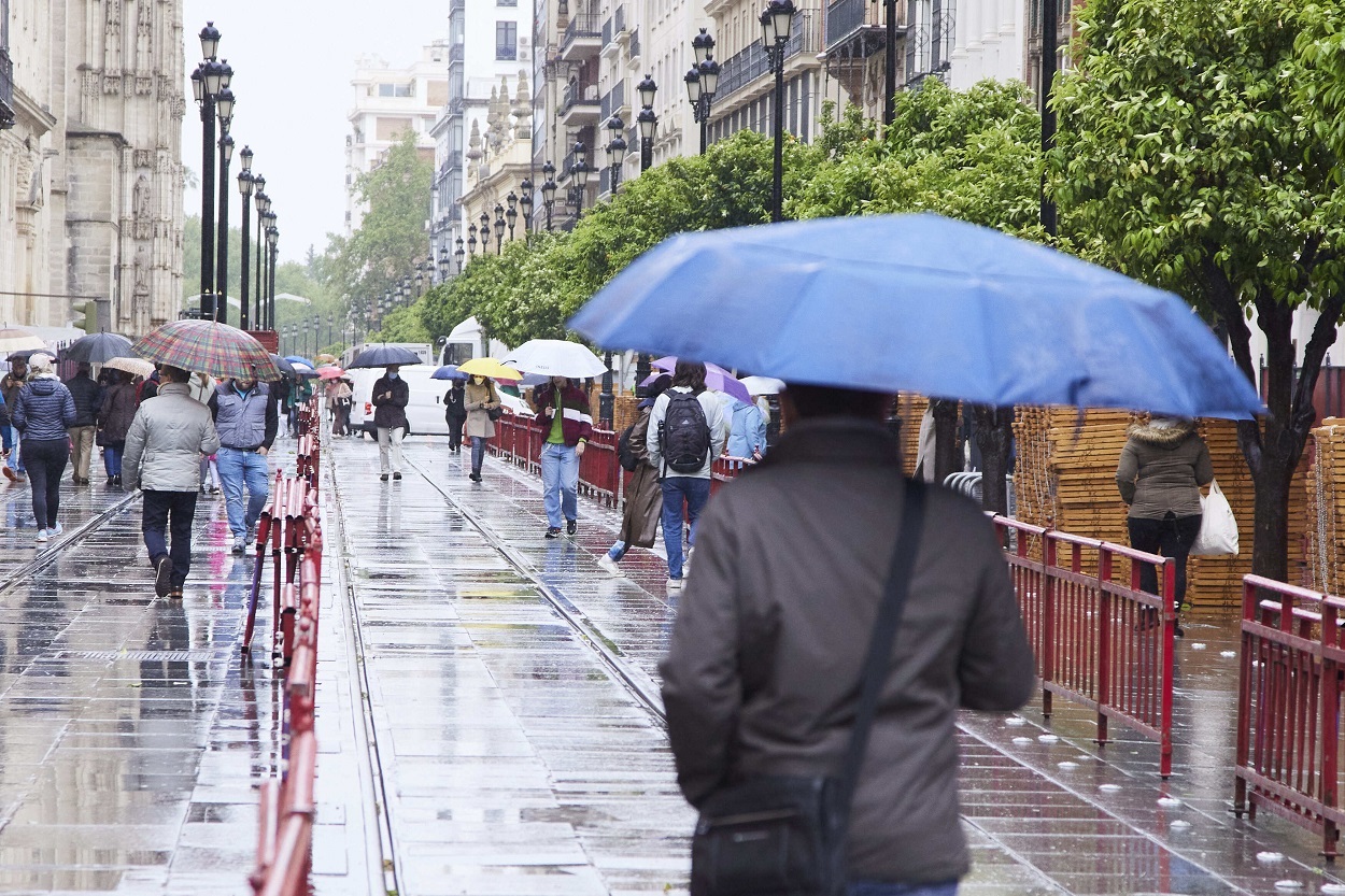 Varias personas por con sus paraguas, en una imagen de archivo. Fuente: Europa Press.