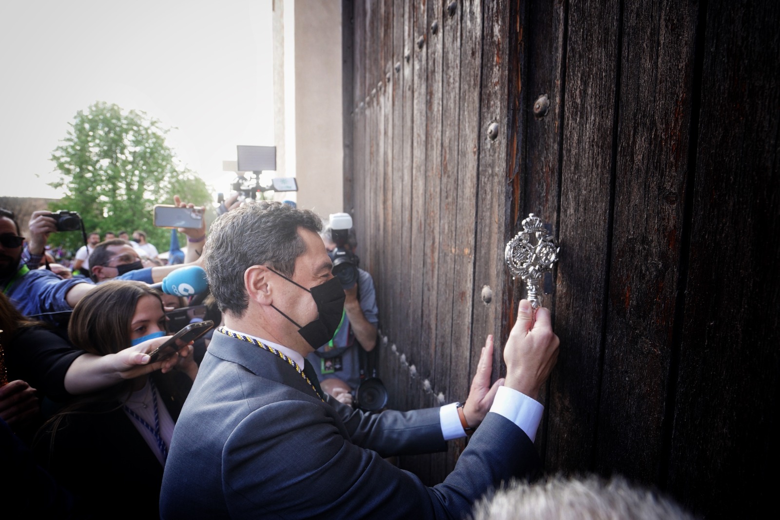 Juan Manuel Moreno Bonilla, en Granada durante la Semana Santa. Twitter