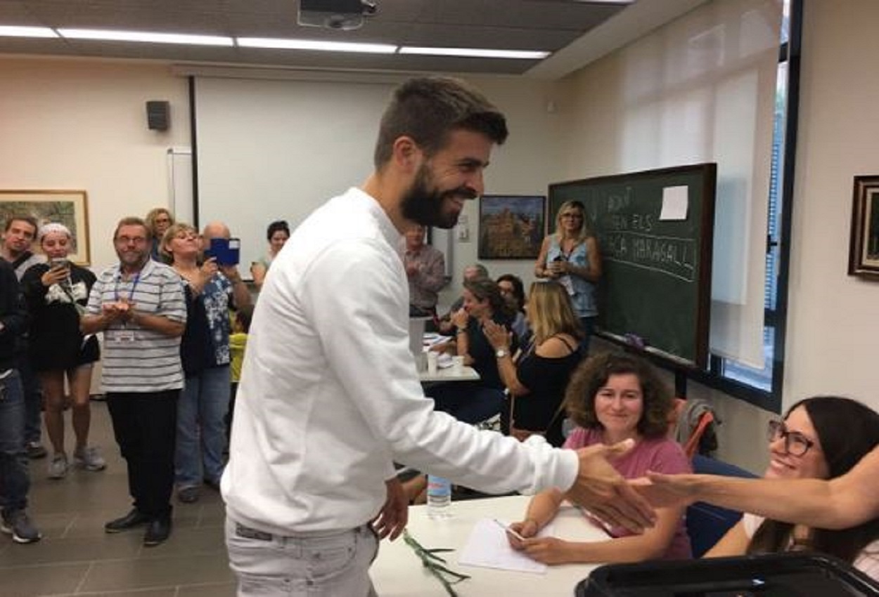 El futbolista Gerard Piqué vota el 1 de octubre de 2017. Twitter