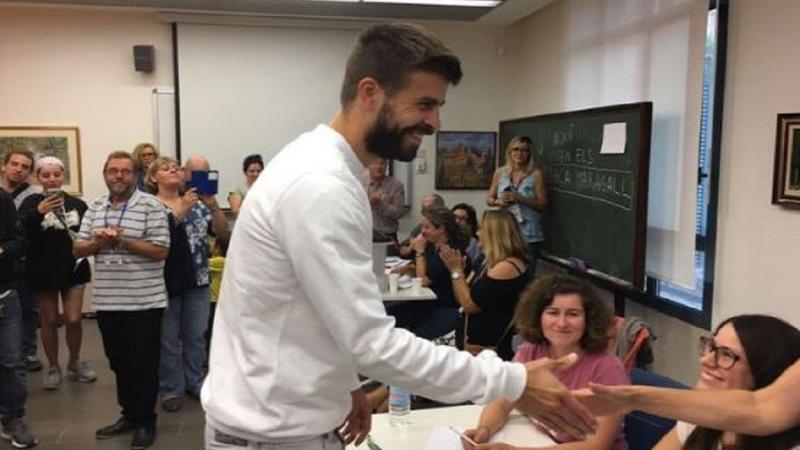 El futbolista Gerard Piqué vota el 1 de octubre de 2017. Twitter