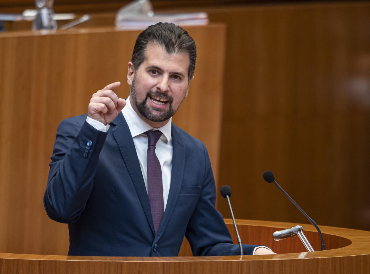 El portavoz del Grupo Parlamentario Socialista en las Cortes de Castilla y León, Luis Tudanca, interviene durante el pleno del debate de investidura del candidato del PP a la Presidencia de la Junta de Castilla y León en el