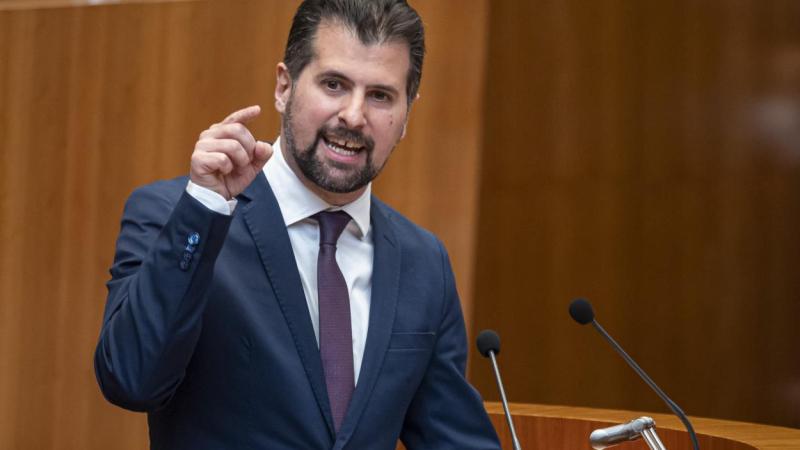El portavoz del Grupo Parlamentario Socialista en las Cortes de Castilla y León, Luis Tudanca, interviene durante el pleno del debate de investidura del candidato del PP a la Presidencia de la Junta de Castilla y León en el