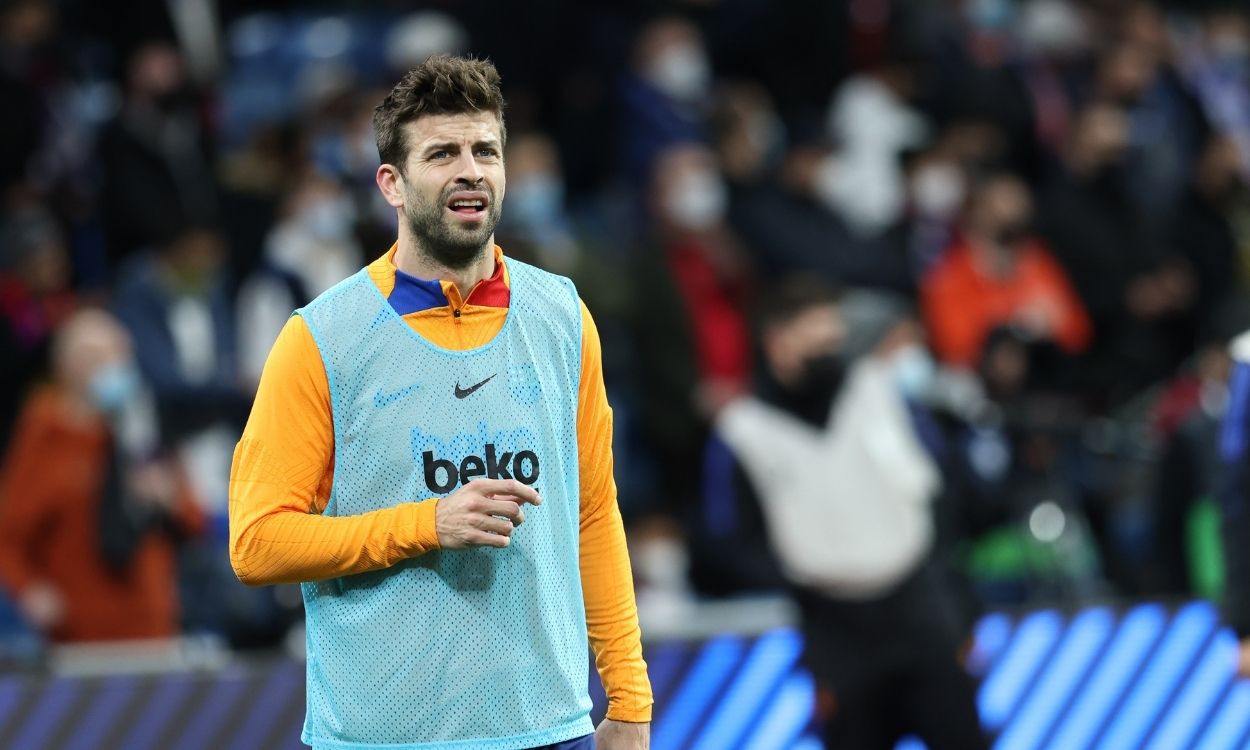 El capitán del FC Barcelona, Gerard Piqué, durante el calentamiento previo al partido frente al Real Madrid en el Santiago Bernabéu. Europa Press.