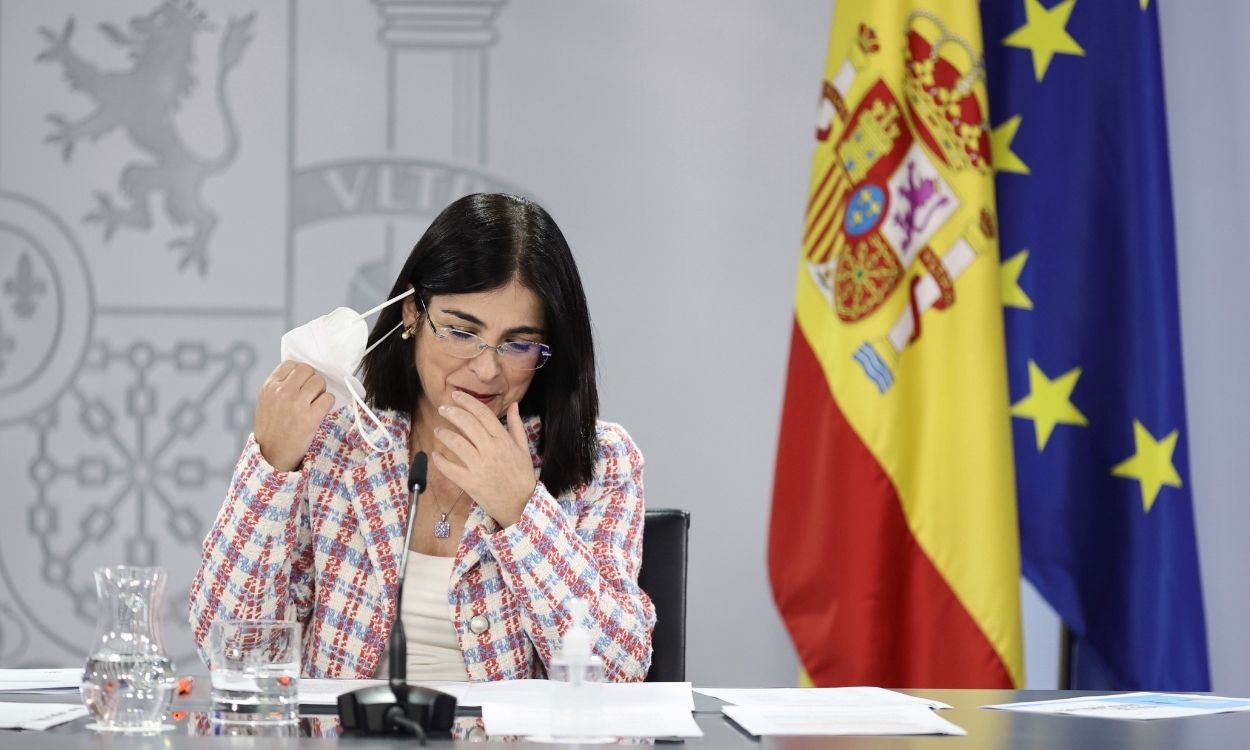 La ministra de Sanidad, Carolina Darias, quitándose la mascarilla durante una rueda de prensa