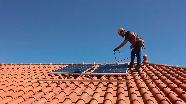 El autoconsumo solar, además de producir energía limpia de forma autónoma, ayuda a reducir las emisiones de CO2 y fomenta el desarrollo de energías renovables