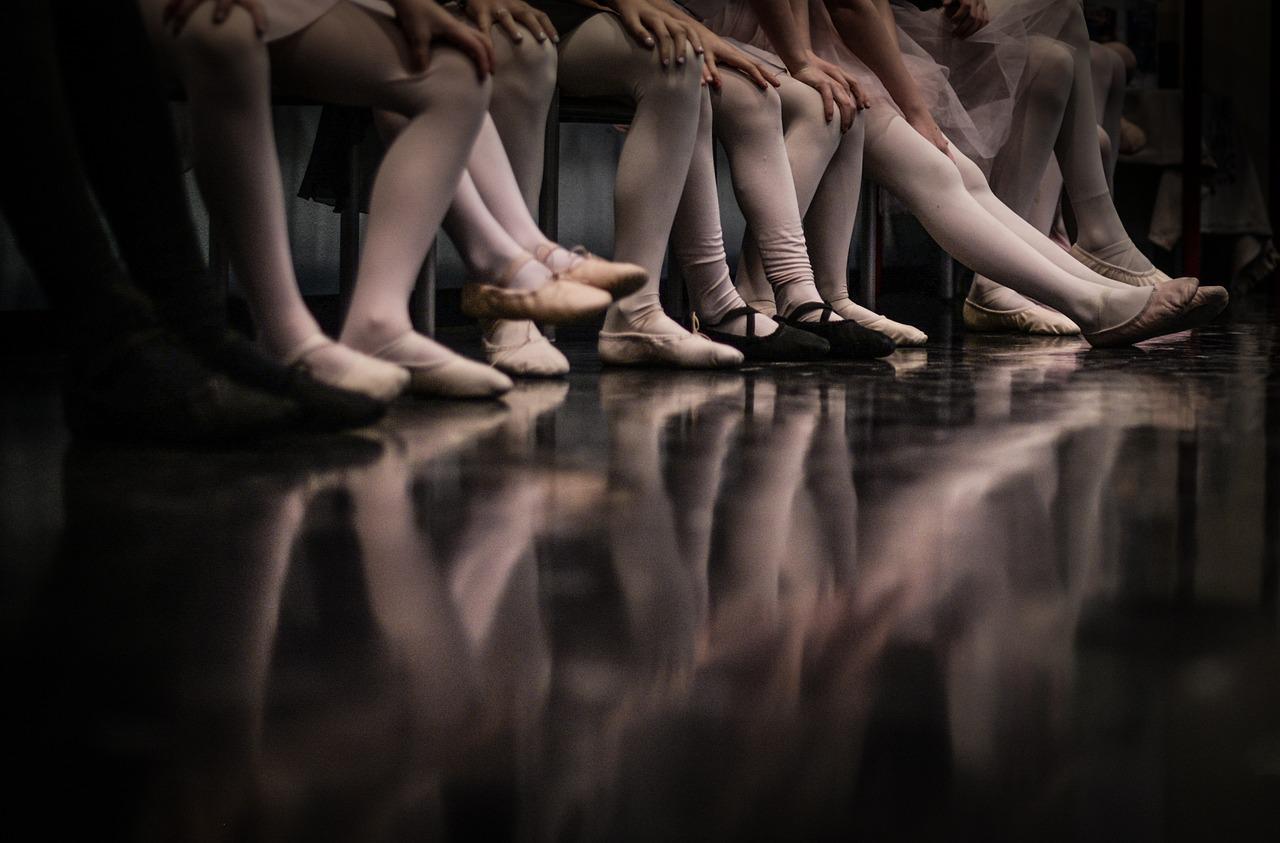 Imagen de recurso de los pies de unas bailarinas de ballet. Fuente: Pixabay.
