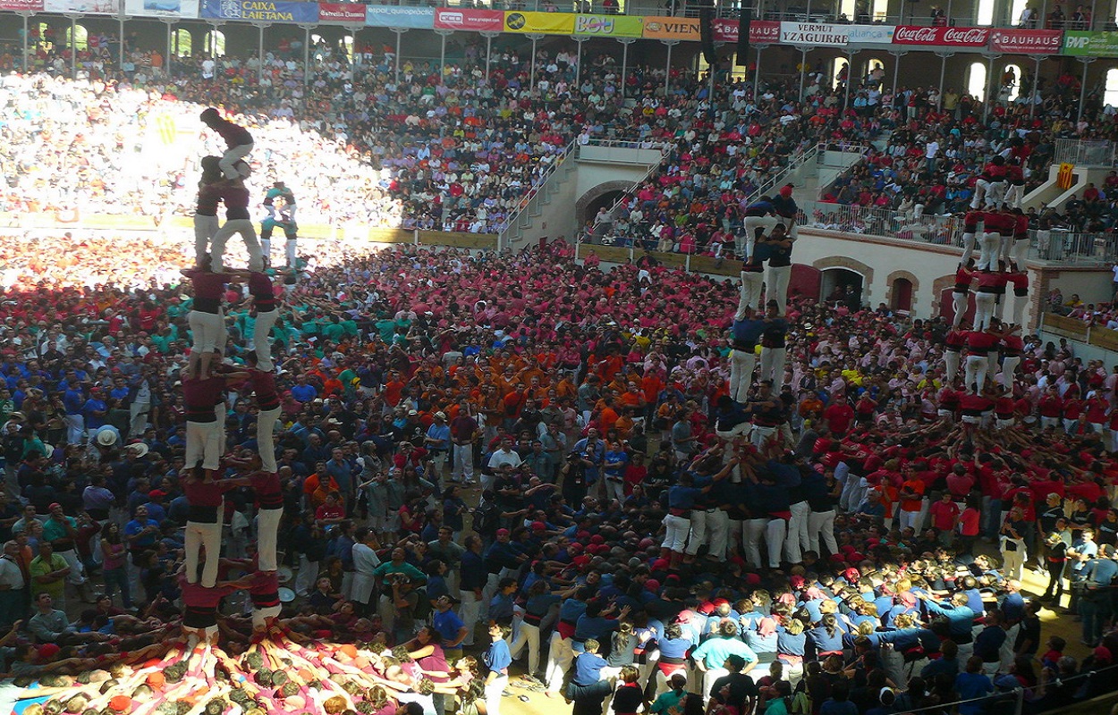 Castells o castellers en un concurso de 2008. Pere prlpz. Wikipedia.