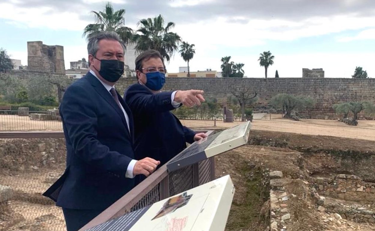 Juan Espadas y Guillermo Fernández Vara, hoy en Mérida.