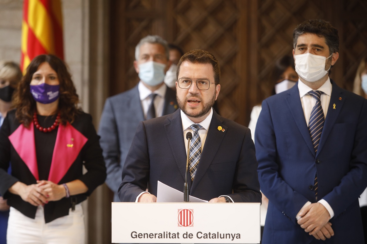 Comparecencia del presidente de la Generalitat, Pere Aragonès, tras la reunión extraordinaria del Govern para coordinar la respuesta ante el presunto caso de espionaje a líderes independentistas. Fuente: Europa Press.