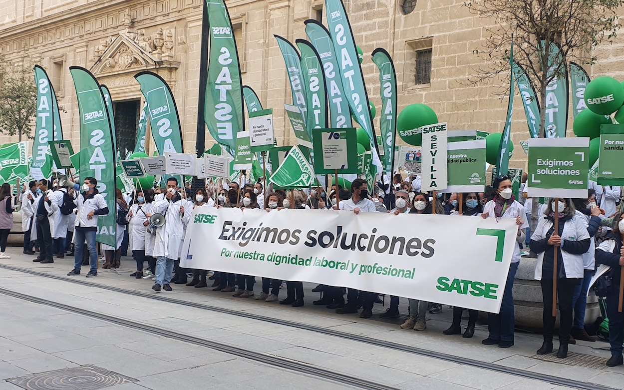 Concentración de enferemos frente al Servicio Andaluz de Salud.