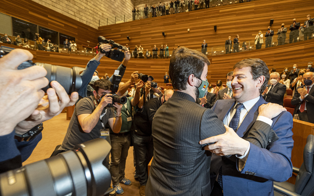 El vicepresidente de Castilla y León y líder ultra, Juan García-Gallardo, felicita a Alfonso Fernández Mañueco tras su discurso de investidura.  PHOTOGENIC/CLAUDIA ALBA/EP