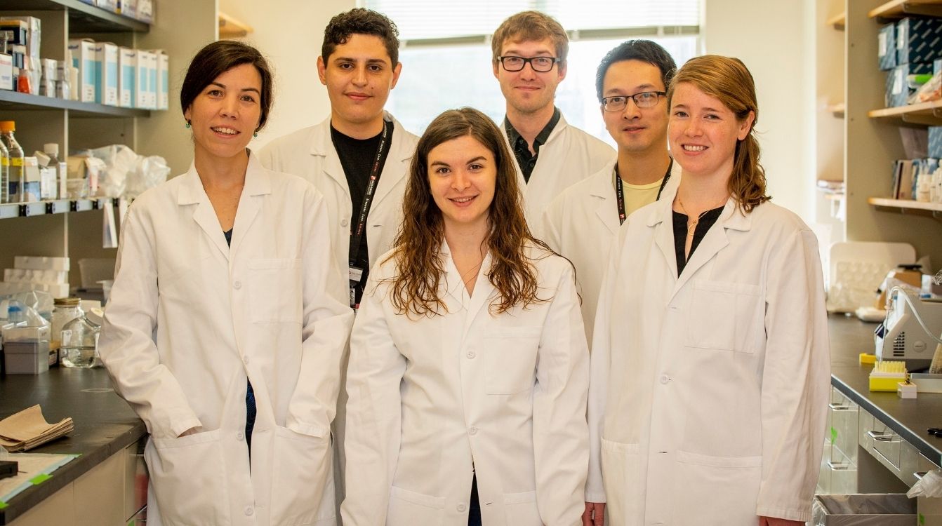 Pilar Baldominos junto a Judith Agudo en su laboratorio del Dana Farber Cancer Institute de Harvard