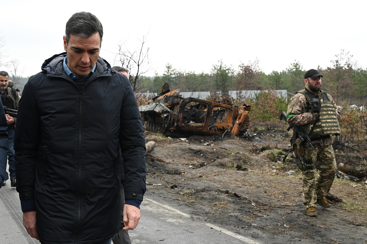 El presidente del Gobierno, Pedro Sánchez (d), visita la ciudad de Borodyanka antes de reunirse con el presidente de Ucrania