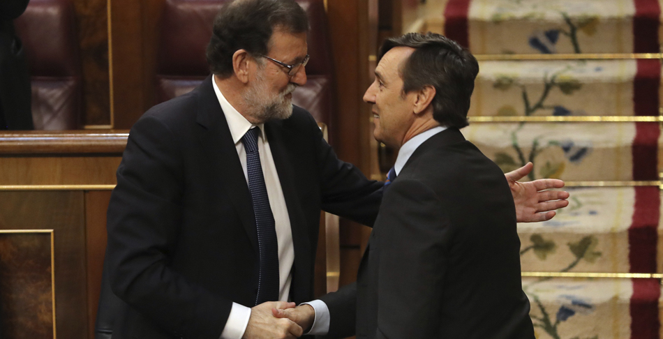 El portavoz parlamentario del PP, Rafael Hernando, es felicitado por el presidente del Gobierno, Mariano Rajoy.
