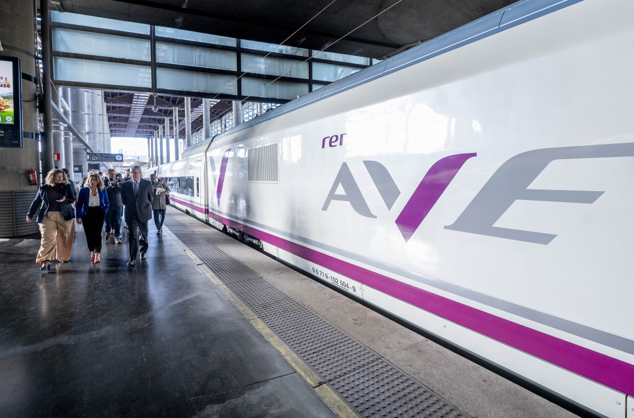 La presidenta de Adif, María Luisa Domínguez; la ministra de Transportes, Movilidad y Agenda Urbana, Raquel Sánchez y el presidente de Renfe, Isaías Táboas, en el viaje Madrid Sevilla. Europa Press